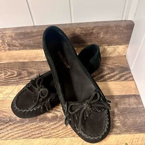 Minnetonka Kilty Black Suede Fringe Bow Moccasins 7.5